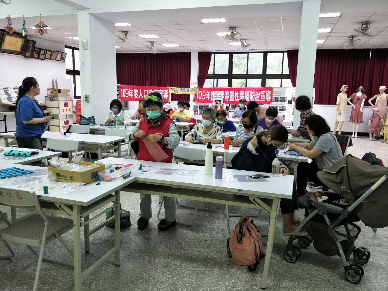 社區成員一邊縫紉，講師一邊介紹性平