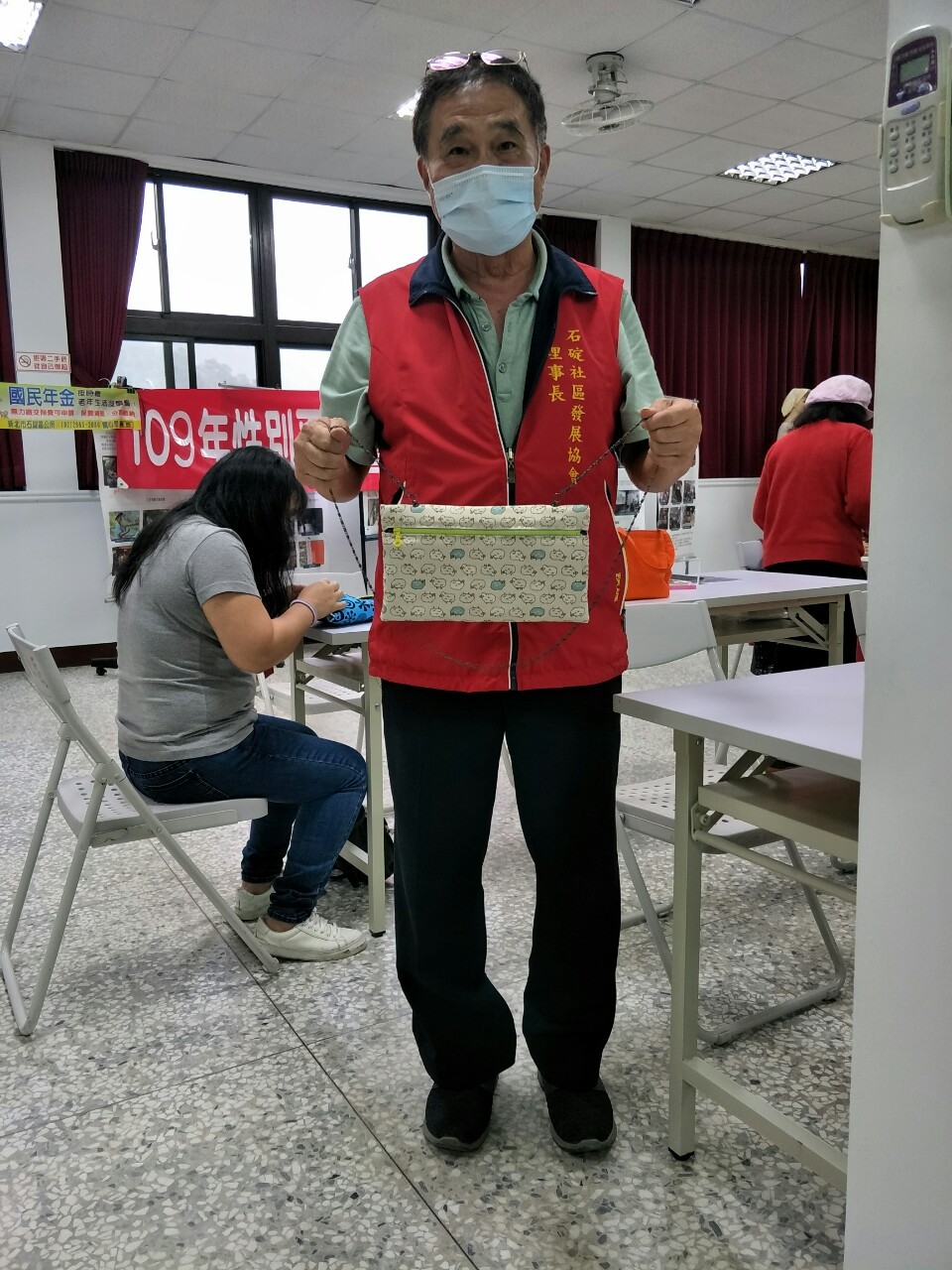 石碇社區白理事長完成水噹噹的布包