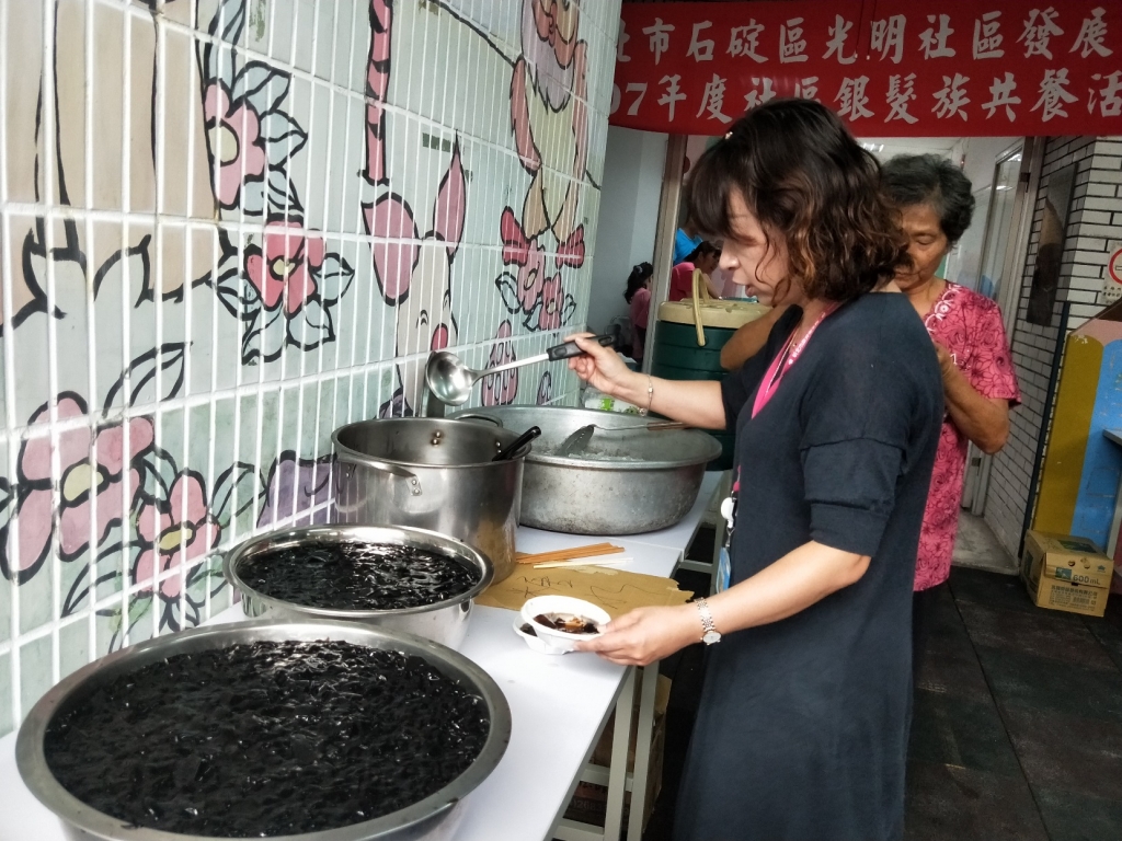 光明社區會員大會供應甜食