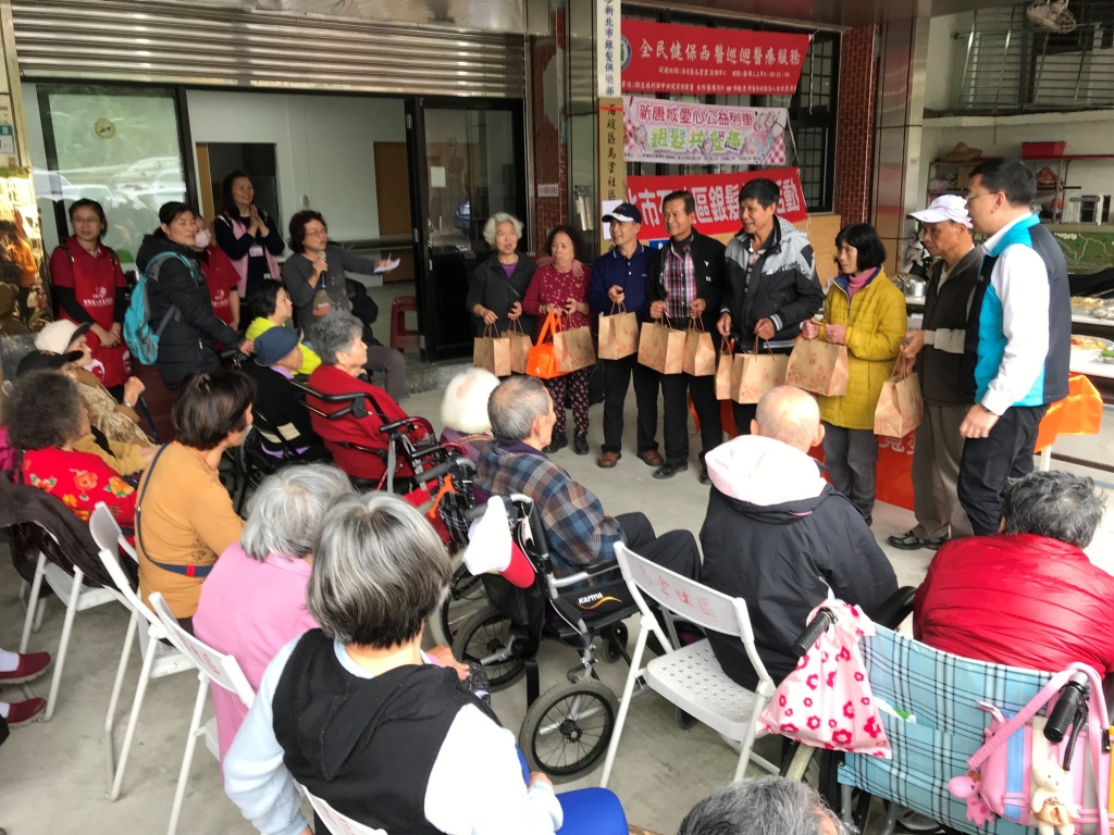 新唐城愛心公益列車致贈禮物給長者 