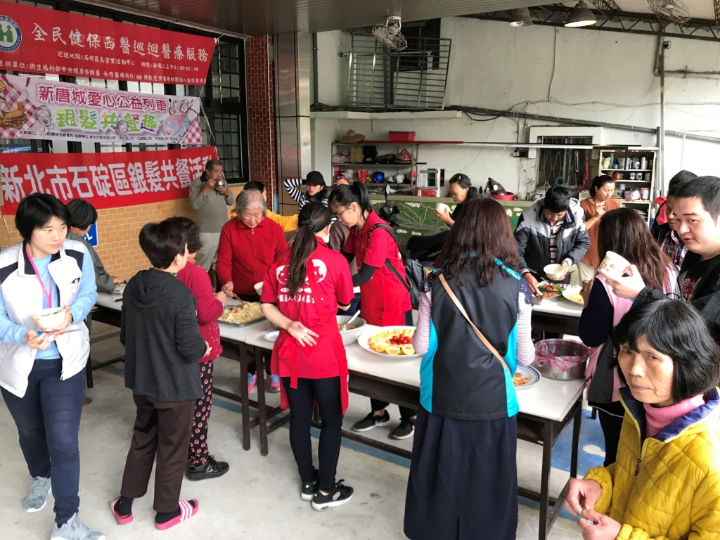 新唐城愛心公益列車銀髮共餐趣