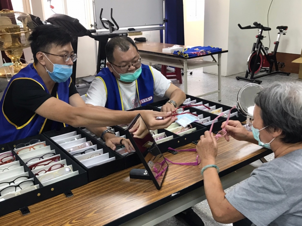 寶島眼鏡協助民眾挑選鏡框