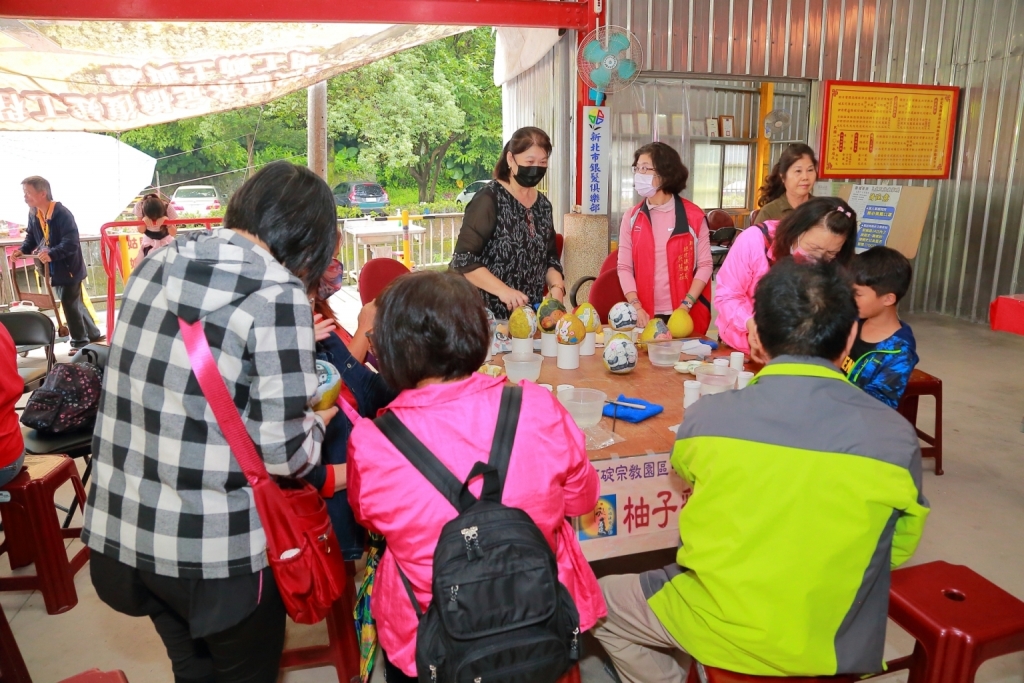 中秋活動彩繪柚子攤位民眾參與情形