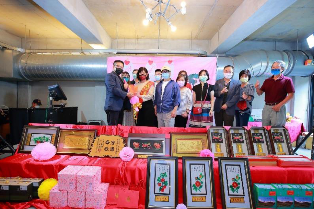 111石碇區模範母親表揚暨性平宣導(共2張照片)
