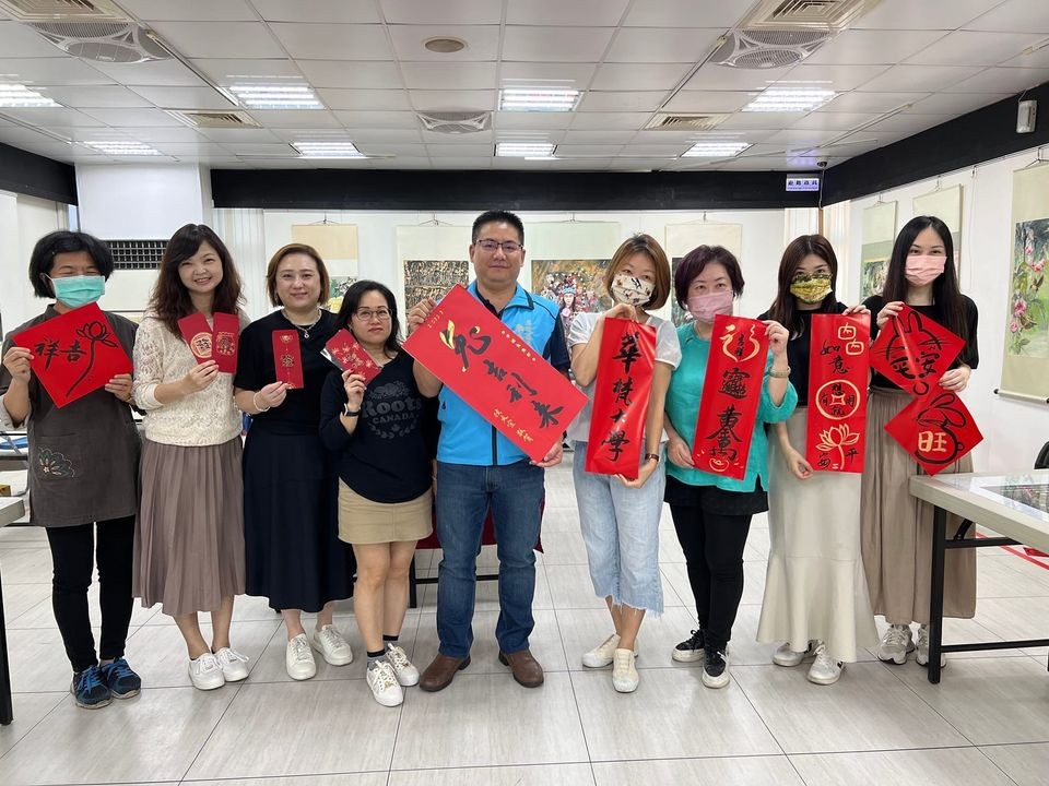 112年新春彩繪紅包袋及春聯致贈活動(共2張照片)