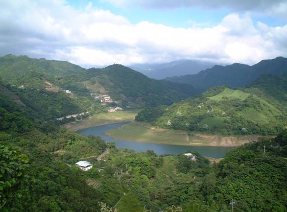 翡翠水庫上游景觀 還有遠遠的小山屋