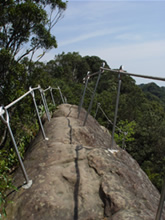 危險稜線區域已加裝鐵欄鐵鍊